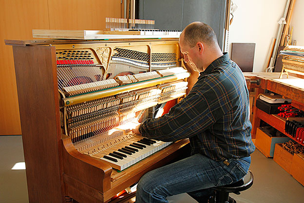 Klavier- und Cembalobaumeister Falk Biewendt in seiner Werkstatt