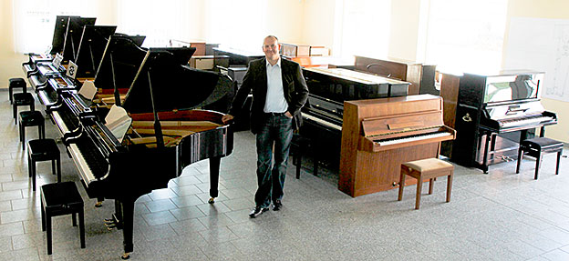Klavier- und Cembalobaumeister Falk Biewendt in seinem Verkaufs- und Ausstellungsraum